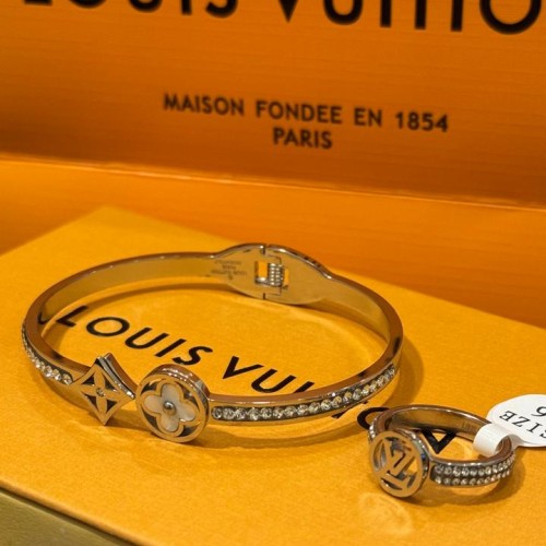 سوار مع خاتم ماركة لويس فايتون بدون ملحقات 