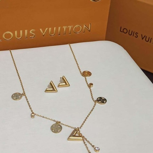 سلسال مع حلق ماركة لويس فايتون بدون ملحقات 