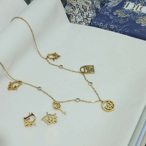 سلسال مع حلق ماركة لويس فايتون بدون ملحقات 