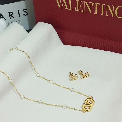 سلسال مع حلق ماركة فالنتينو بدون ملحقات 