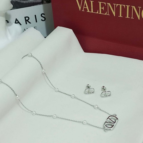 سلسال مع حلق ماركة فالنتينو بدون ملحقات 