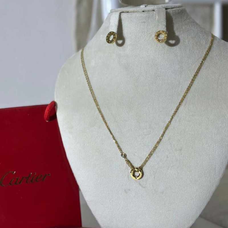 سلسال مع حلق ماركة لويس فايتون