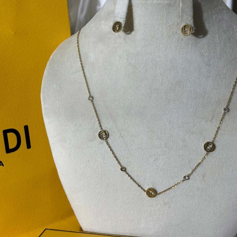 سلسال مع حلق ماركة لويس فايتون