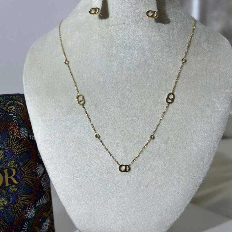 سلسال مع حلق ماركة لويس فايتون