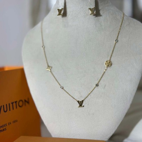 سلسال مع حلق ماركة لويس فايتون لون ذهبي مع فصوص بدون ملحقات 