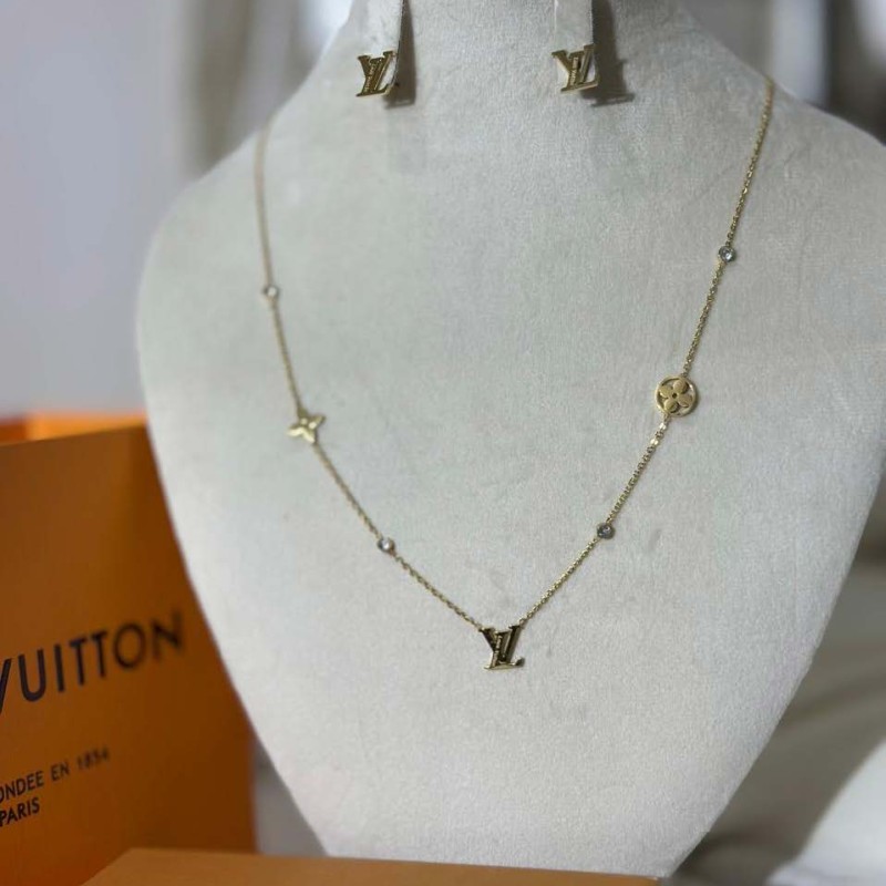 سلسال مع حلق ماركة لويس فايتون