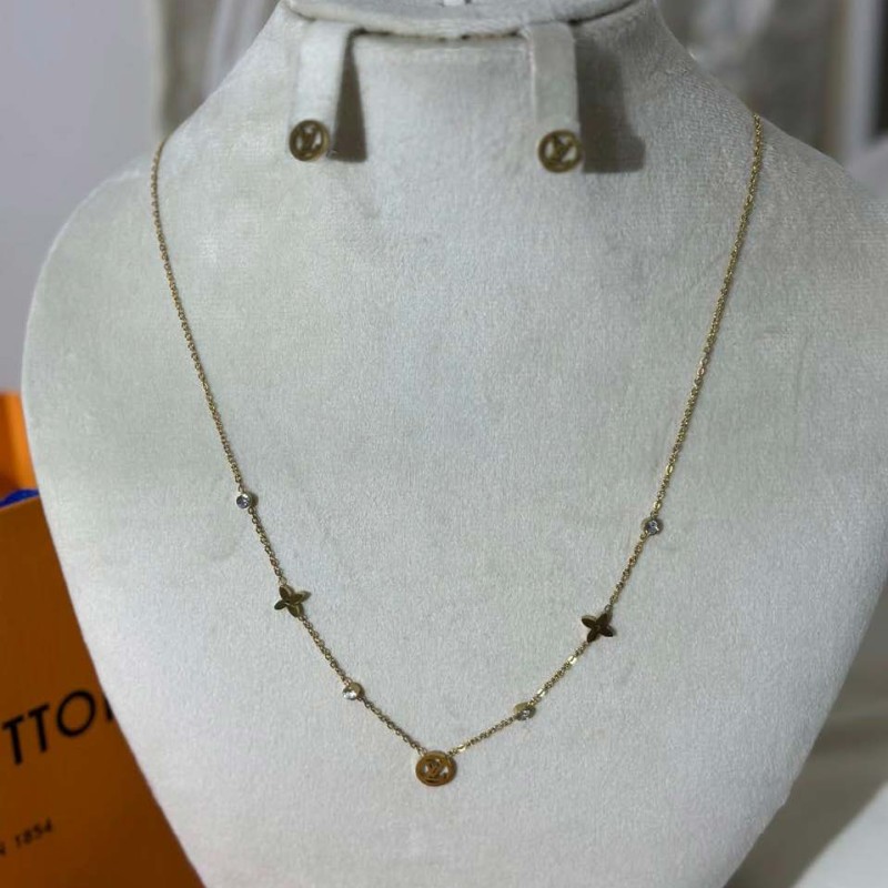 سلسال مع حلق ماركة لويس فايتون