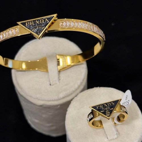 سوار مع خاتم ماركة برادا بدون ملحقات 