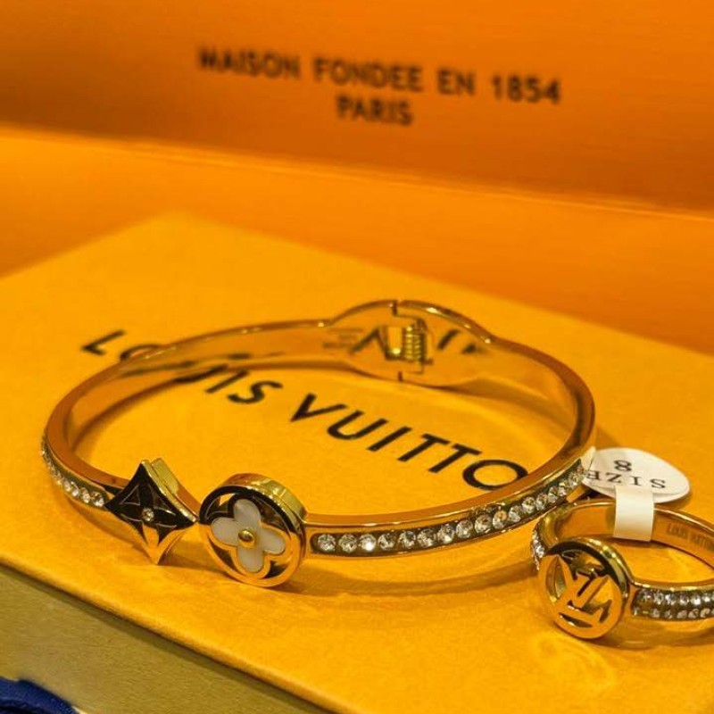 سوار مع خاتم ماركة برادا